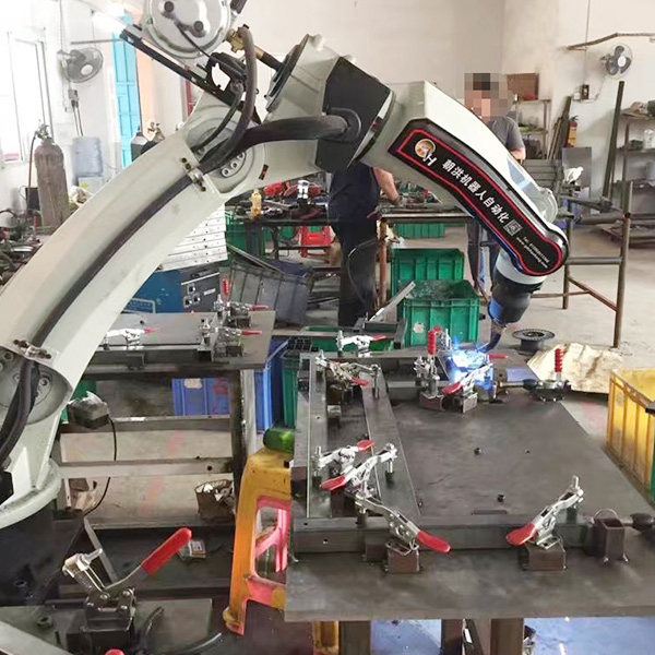 机器人焊接工作操作现场